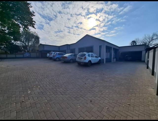 1,040M² OFFICE FOR SALE IN VANDERBIJLPARK SW 5
